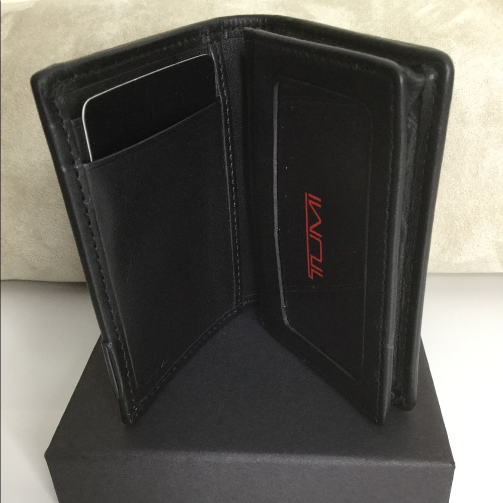 Tump Alpha Gusseted Card Case with ID Black